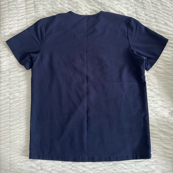 FIGS Leon Three-Pocket Scrub Top™ - Picture 2 of 4